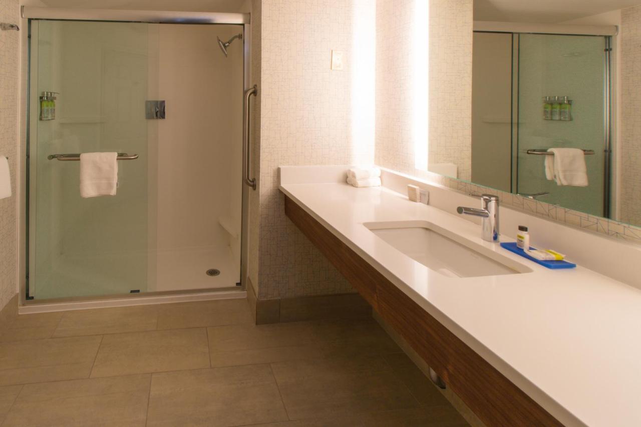Suite with Mobility Accessible Tub - Non-Smoking at Holiday Inn Express and Suites Manassas by IHG