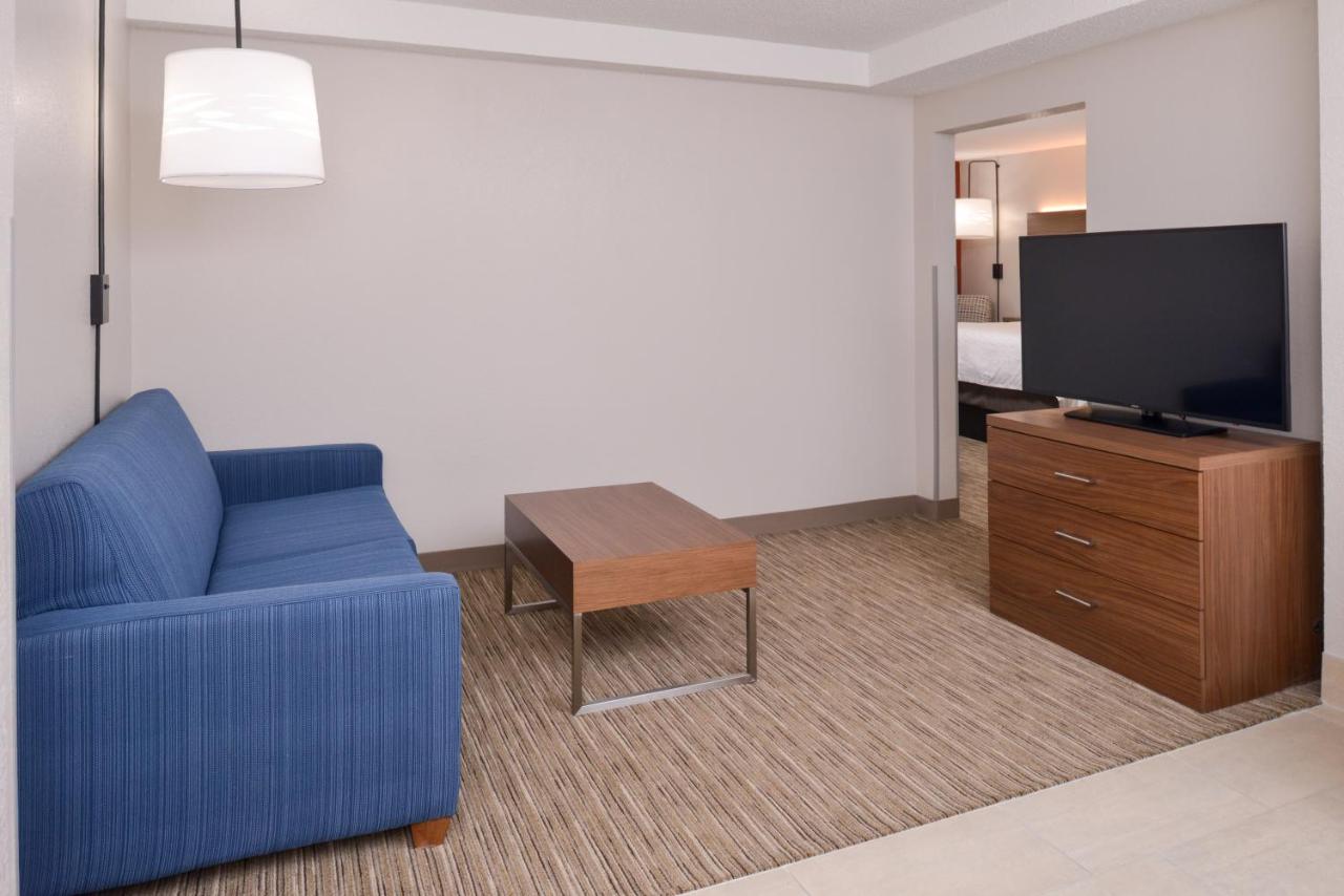 King Suite at Holiday Inn Express Towson - Baltimore North by IHG
