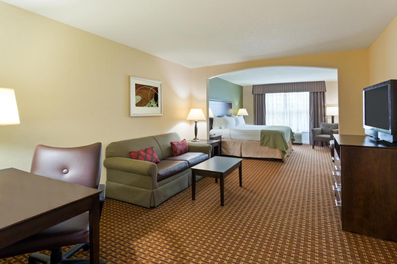 King Suite at Holiday Inn Daytona Beach LPGA Boulevard by IHG