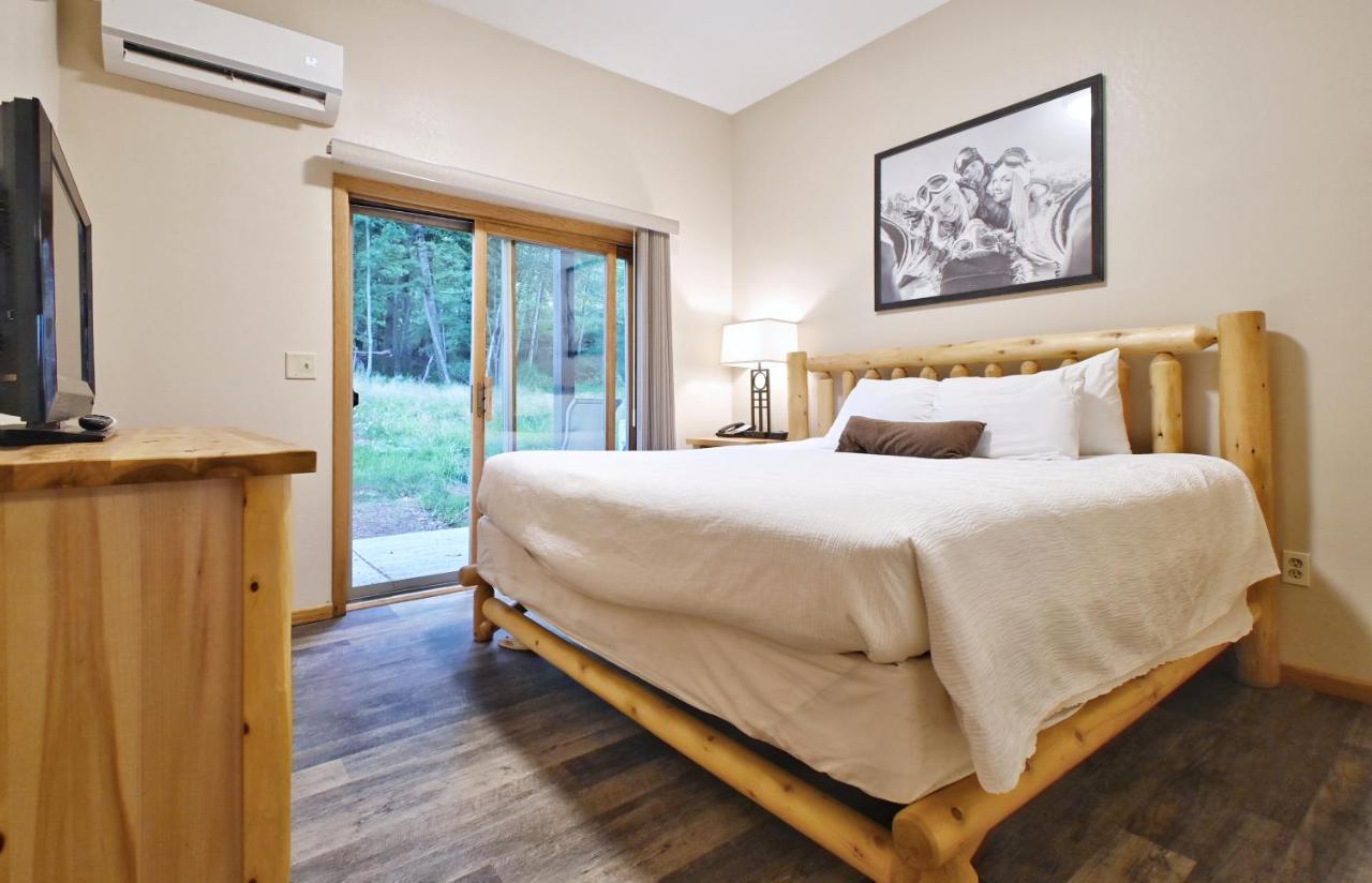 One-Bedroom King Accessible Suite, Non-Smoking at Pine Mountain Ski & Golf Resort