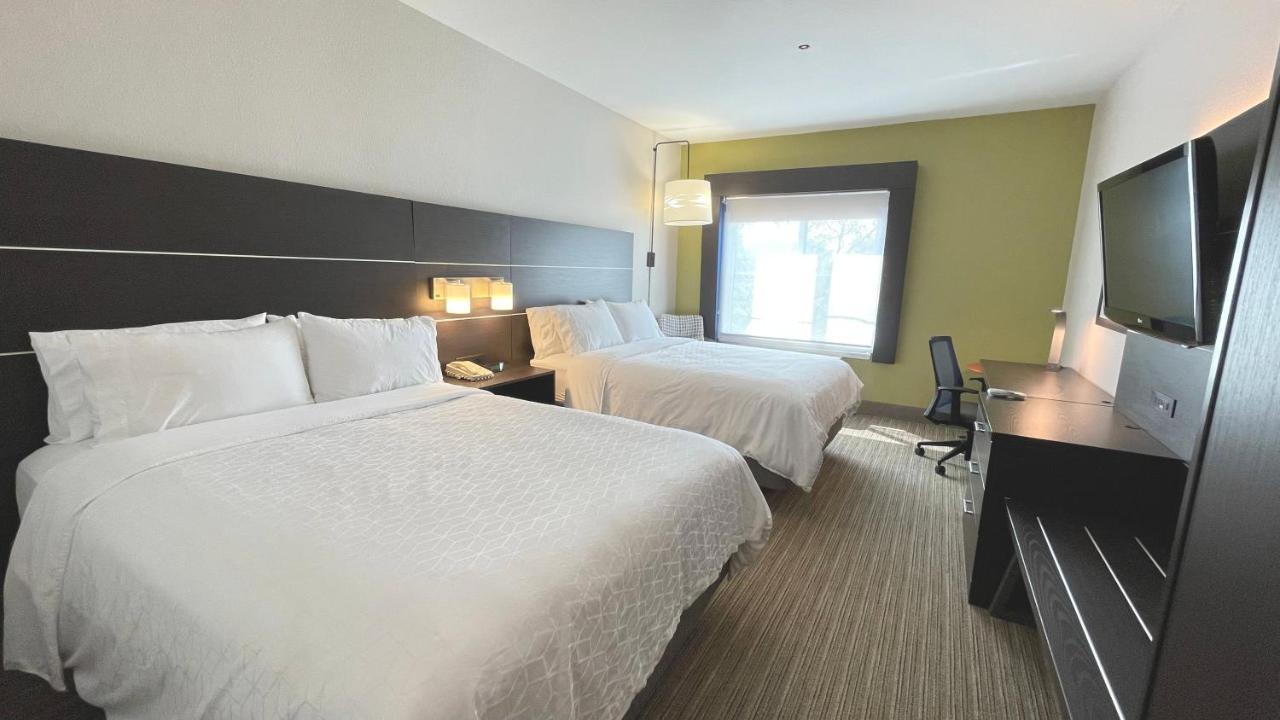 Queen Room with Two Queen Beds at Holiday Inn Express Hotel & Suites Decatur by IHG