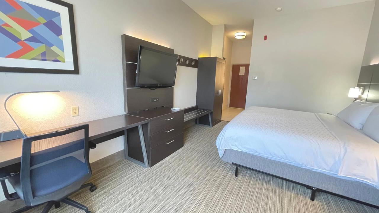 King Room - Non-Smoking at Holiday Inn Express Hotel & Suites Decatur by IHG