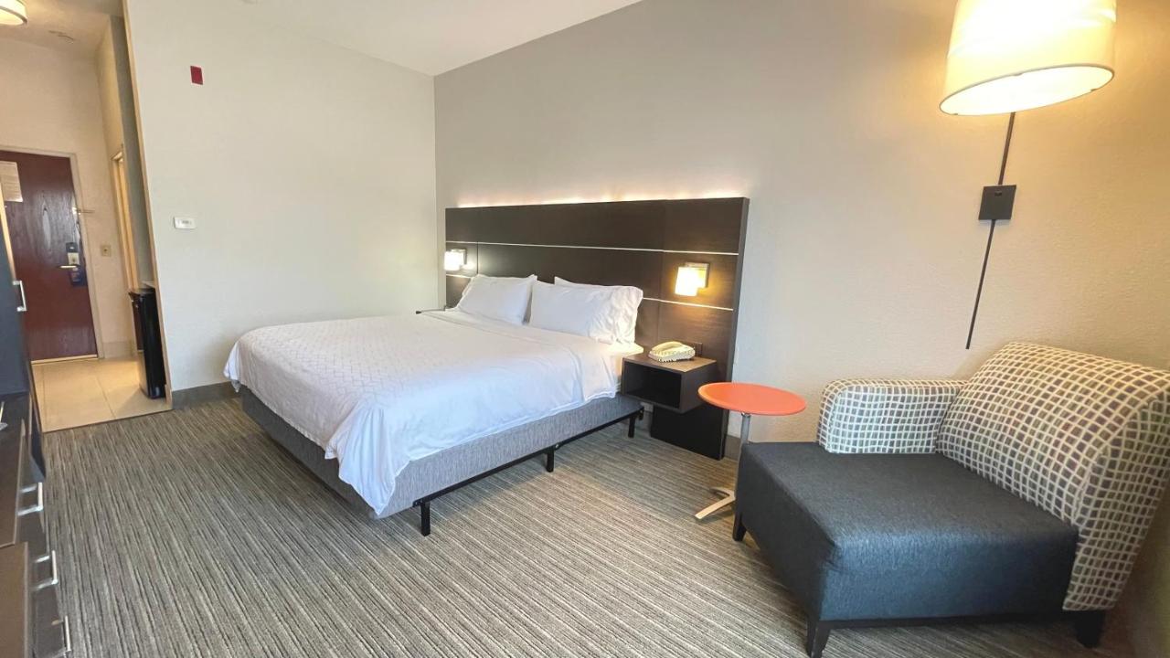 King Room - Non-Smoking at Holiday Inn Express Hotel & Suites Decatur by IHG