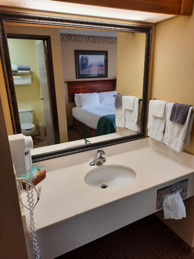 Queen Room at Horse Creek Inn
