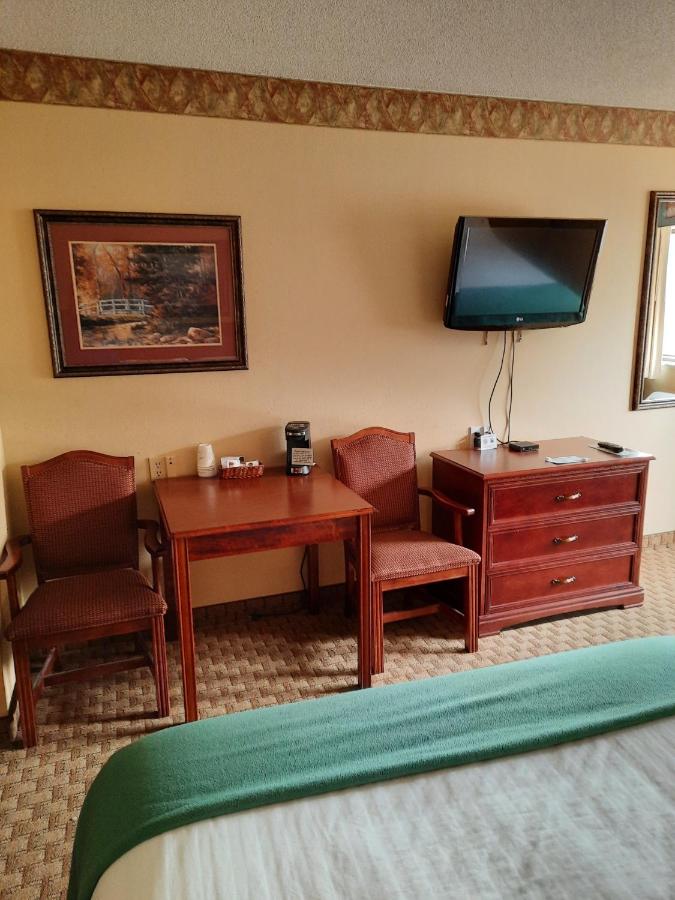Queen Room at Horse Creek Inn
