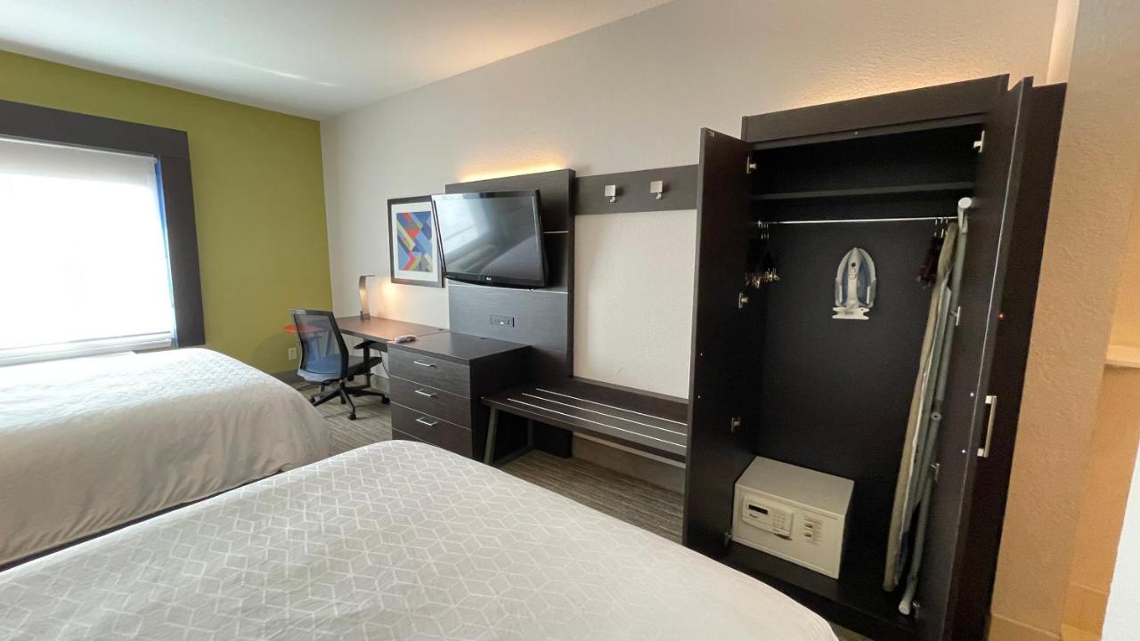 Queen Room with Two Queen Beds at Holiday Inn Express Hotel & Suites Decatur by IHG