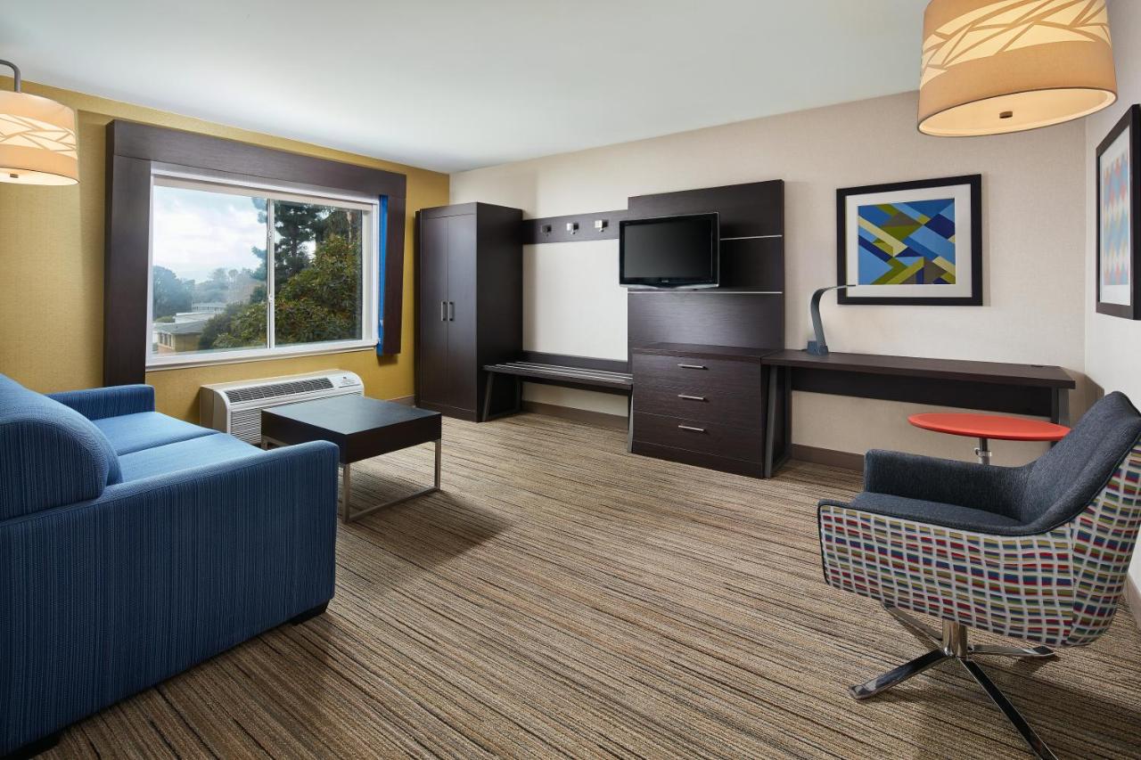 King Suite - Non-Smoking at Holiday Inn Express Suites Belmont by IHG
