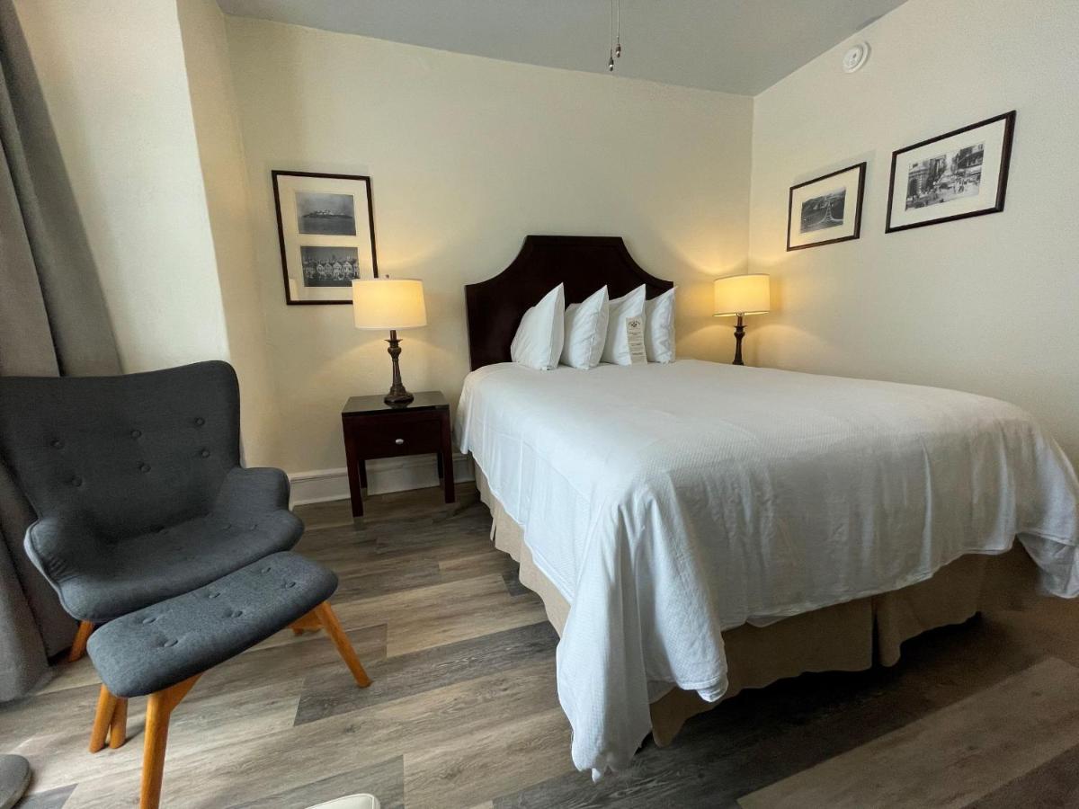 Deluxe Queen Room - Hearing Access at Chancellor Hotel on Union Square