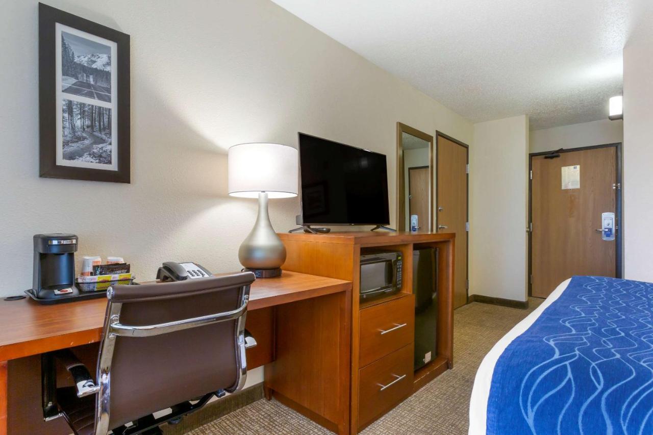 King Room - Non-Smoking at Comfort Inn South