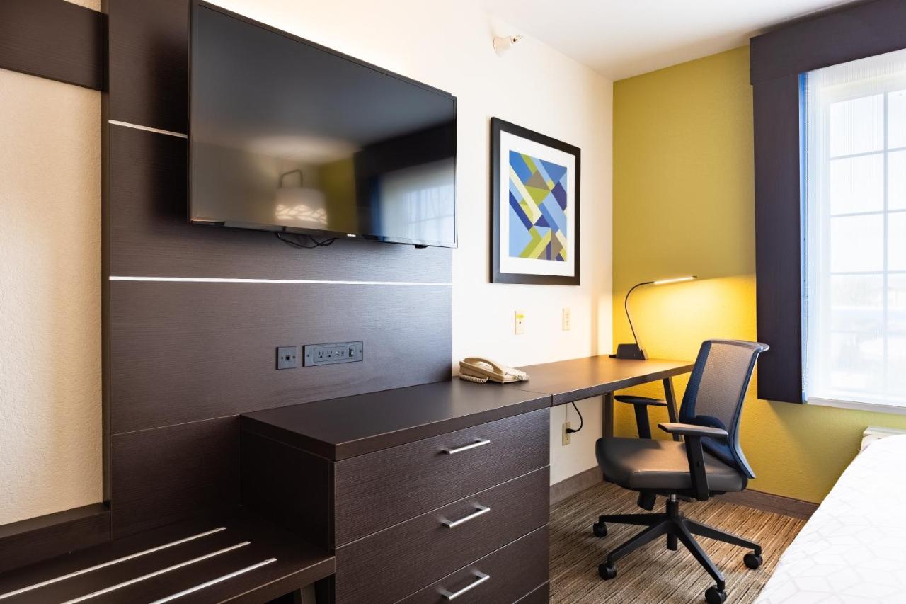 Queen Room with Two Queen Beds - Non-Smoking at Holiday Inn Express & Suites Evanston by IHG