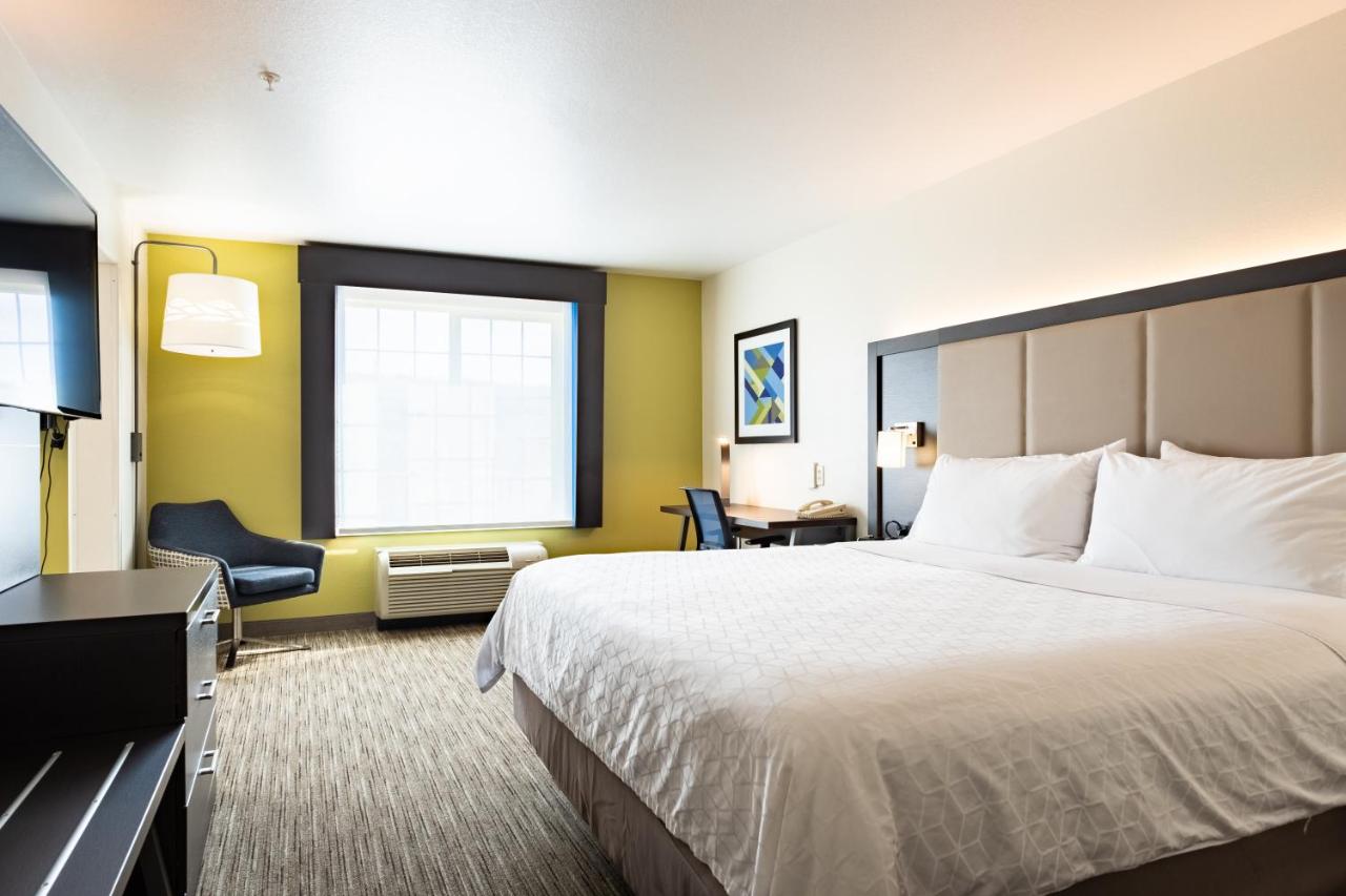 King Suite with Spa Bath - Non-Smoking at Holiday Inn Express & Suites Evanston by IHG