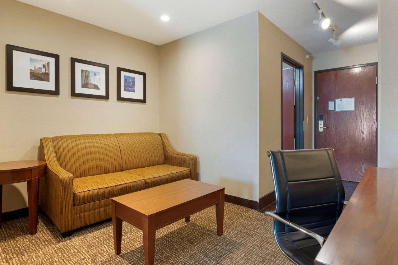 Queen Suite with Two Queen Beds - Non-Smoking/SofaBed at Comfort Inn Pickerington - Columbus East