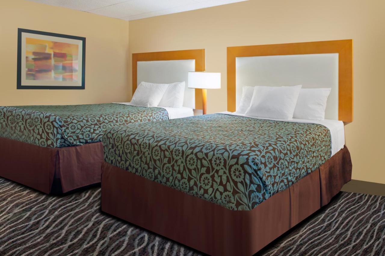 Queen Room with Two Queen Beds and Bathtub with Grab Bars - Mobility Accessible/Non-Smoking at Days Inn by Wyndham Yakima