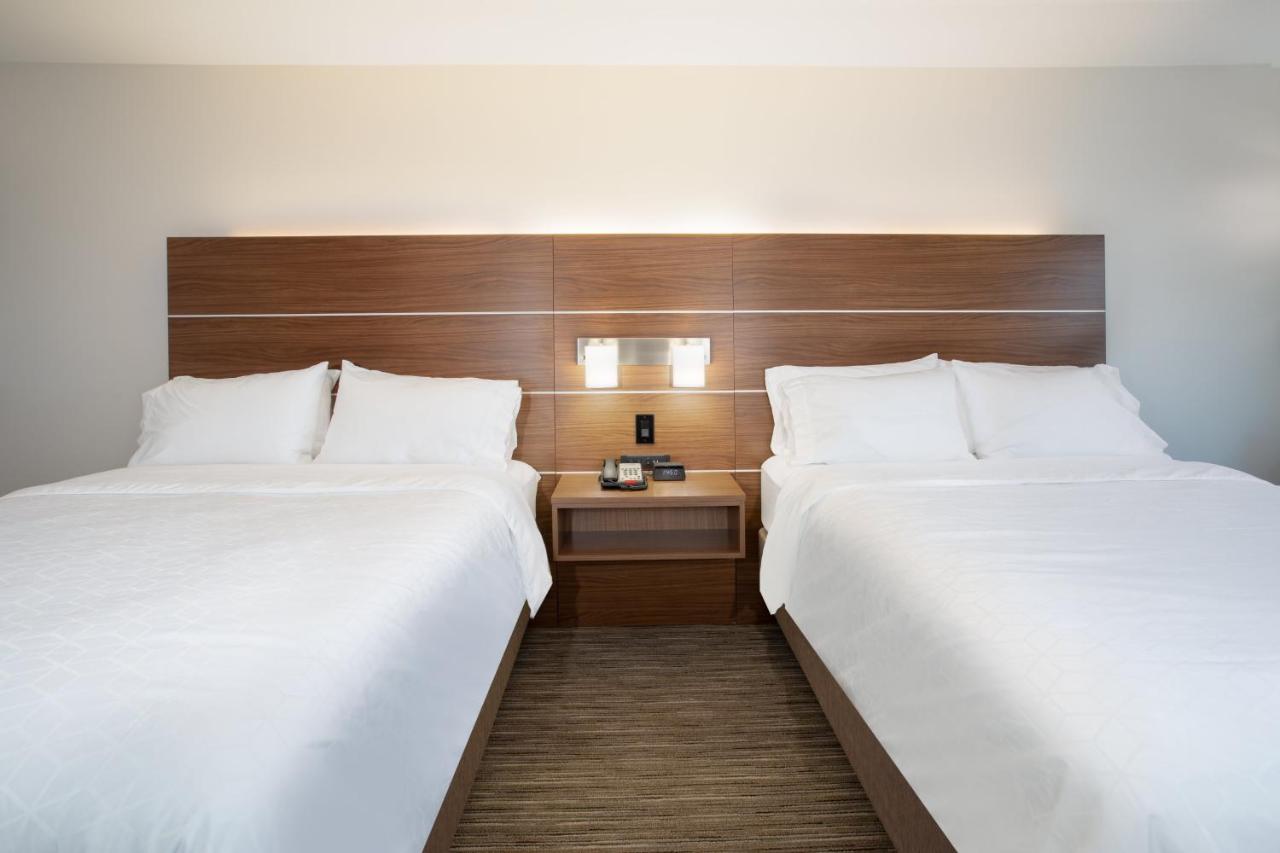 Queen Room at Holiday Inn Express Yreka-Shasta Area by IHG