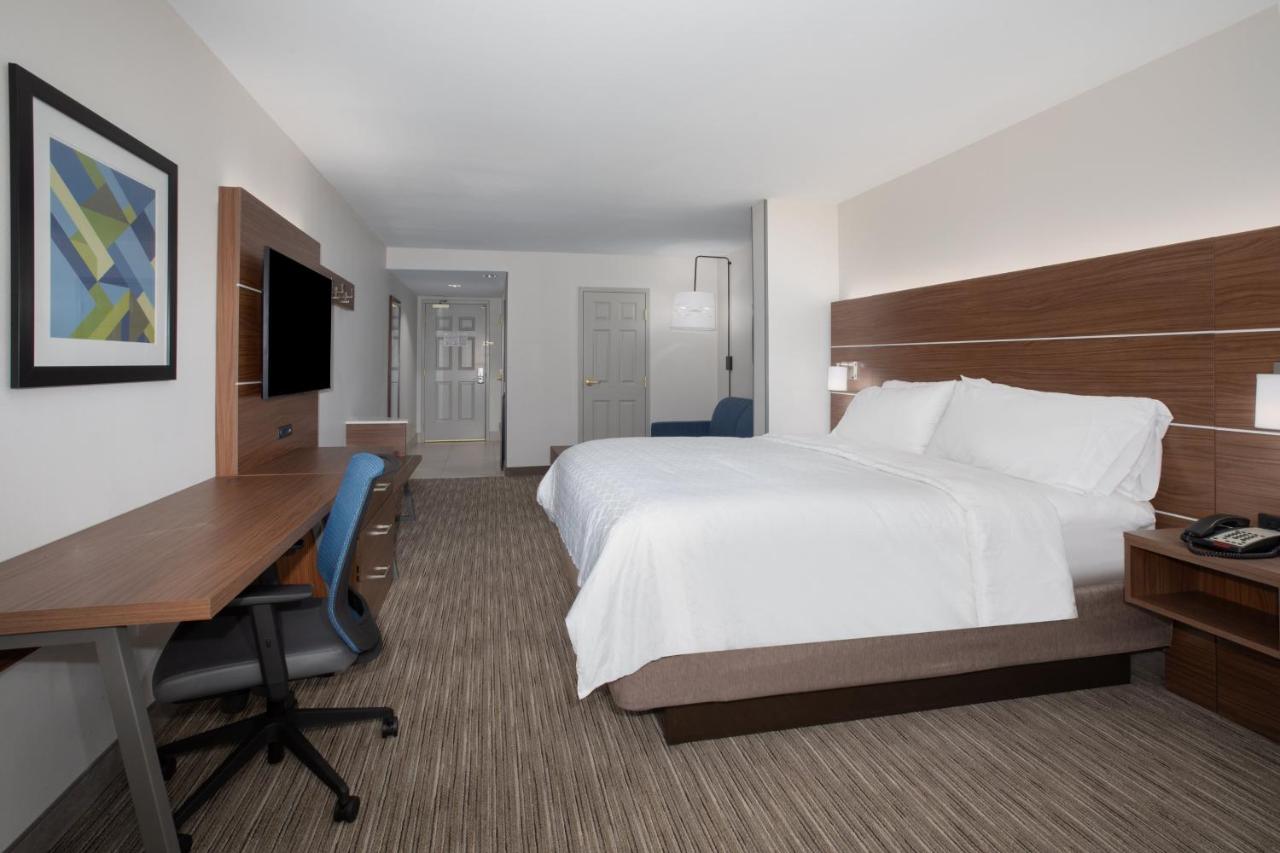 King Suite with Sofa Bed at Holiday Inn Express Yreka-Shasta Area by IHG