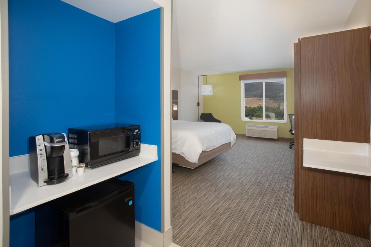 King Room - Disability Access at Holiday Inn Express Yreka-Shasta Area by IHG