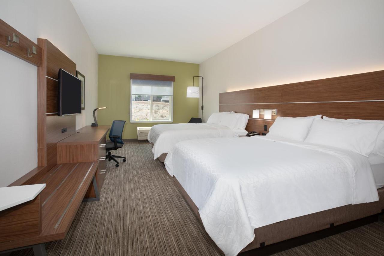 Queen Room at Holiday Inn Express Yreka-Shasta Area by IHG
