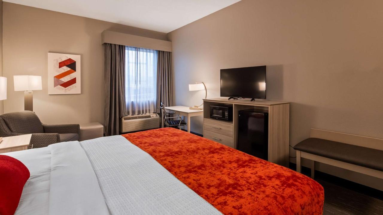 King Room with Bath Tub - Disability Access/Non-Smoking at Best Western Plus New Cumberland Inn & Suites