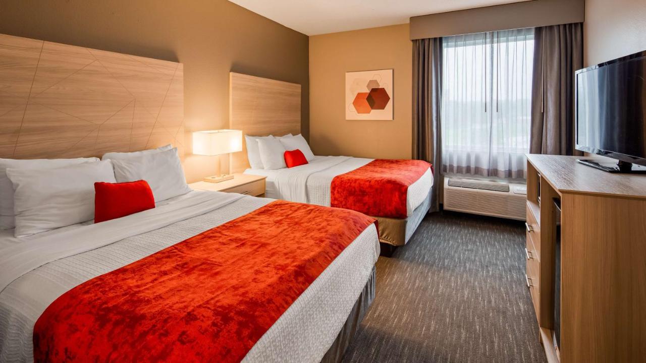 Queen Suite with Two Queen Beds and Sofa Bed at Best Western Plus New Cumberland Inn & Suites