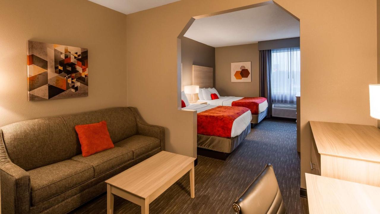 Queen Suite with Two Queen Beds and Sofa Bed at Best Western Plus New Cumberland Inn & Suites