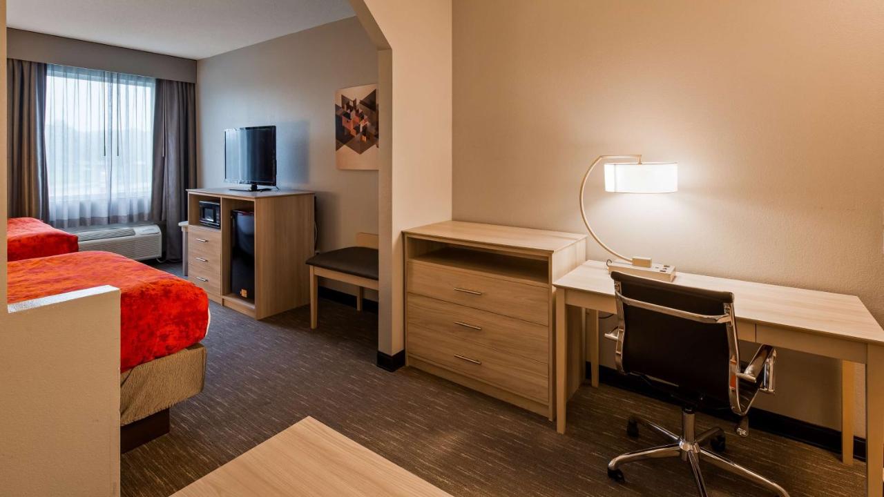 Queen Suite with Two Queen Beds and Sofa Bed at Best Western Plus New Cumberland Inn & Suites