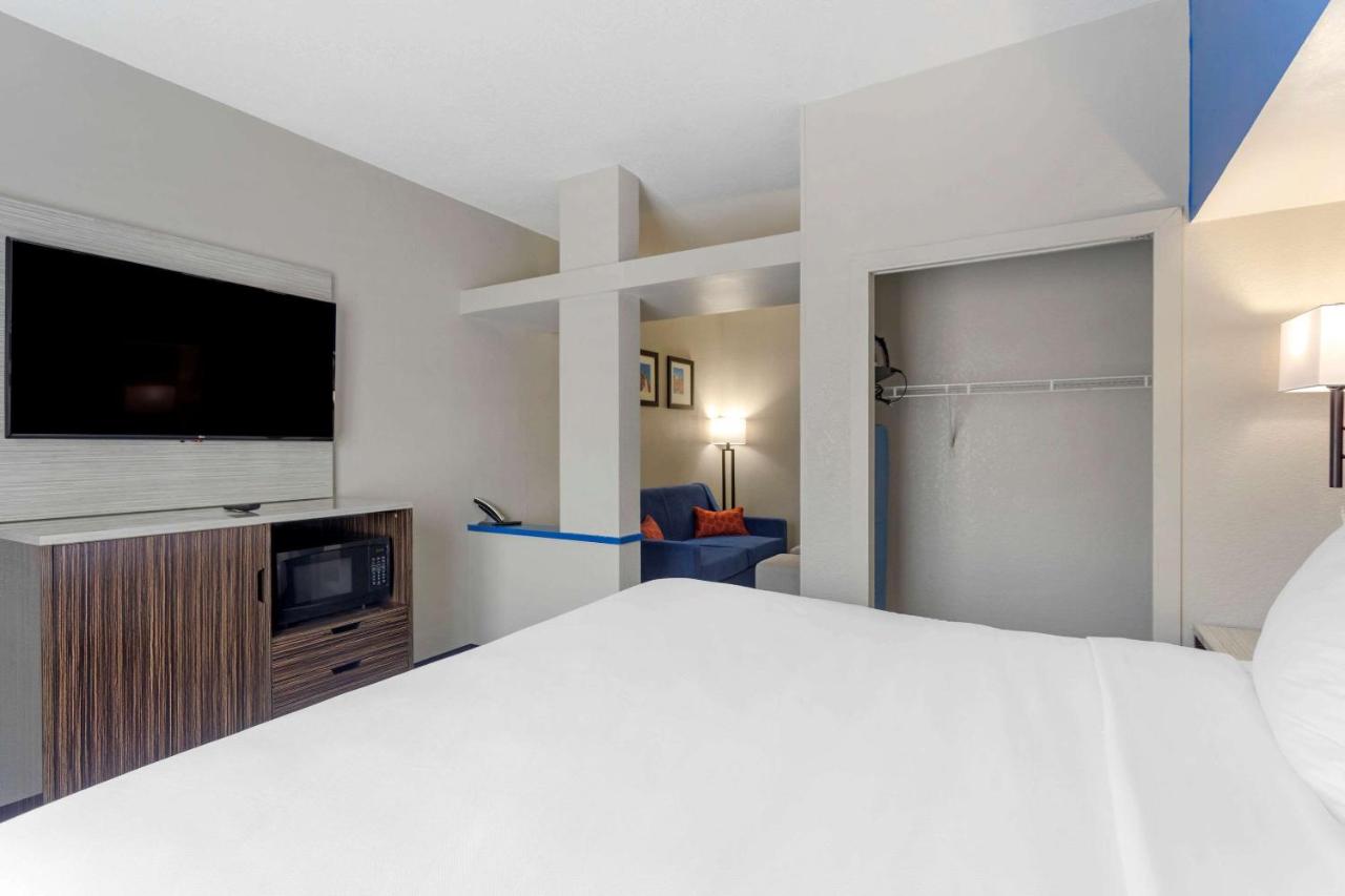 King Suite - Non Smoking at Comfort Inn & Suites Memphis East