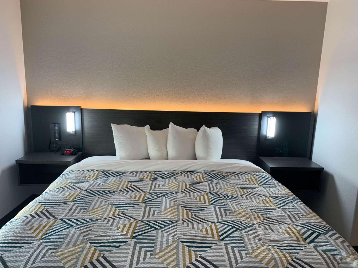 King Room with Roll-in Shower - Disability Access - Non-Smoking at Hawthorn Extended Stay by Wyndham Hobbs