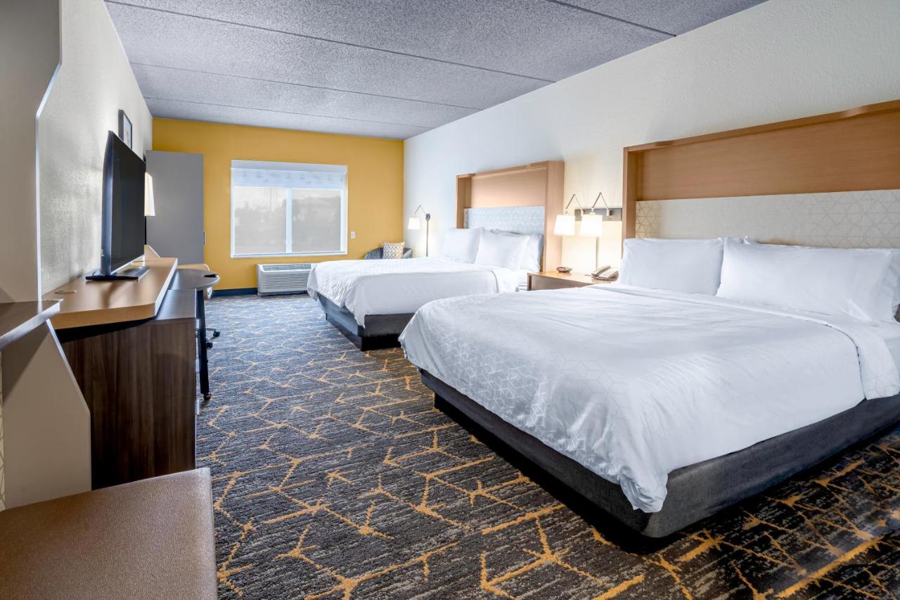 Deluxe Twin Room - Hearing Accessible at Holiday Inn & Suites Wausau-Rothschild by IHG