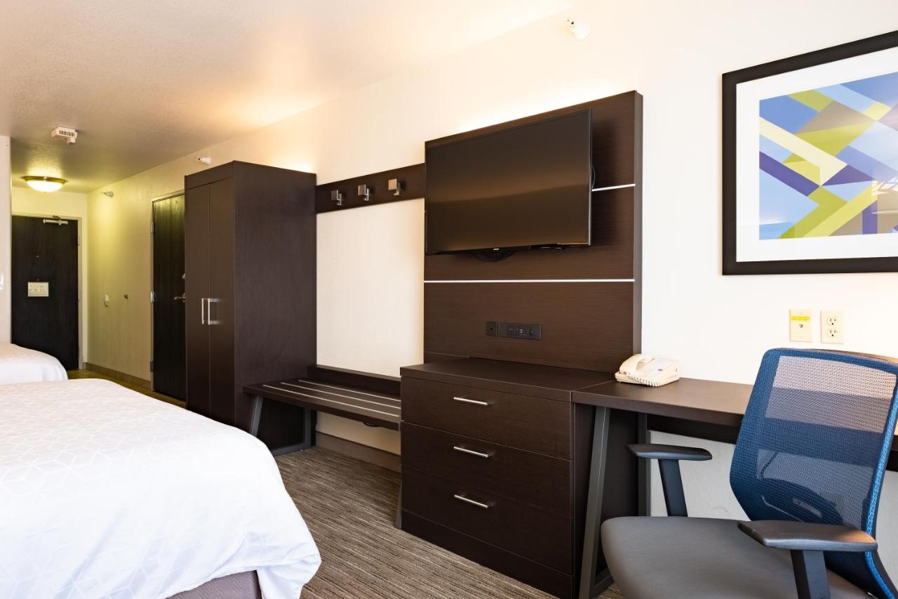 Twin Room - Mobility Access with Bath Tub at Holiday Inn Express & Suites Evanston by IHG