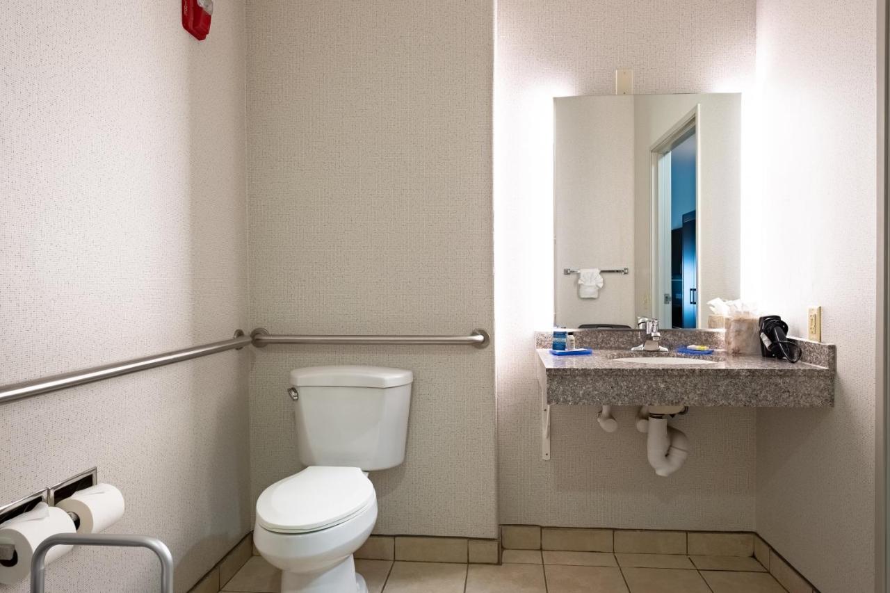 King Room - Hearing Accessible - Roll-in Shower at Holiday Inn Express & Suites Evanston by IHG