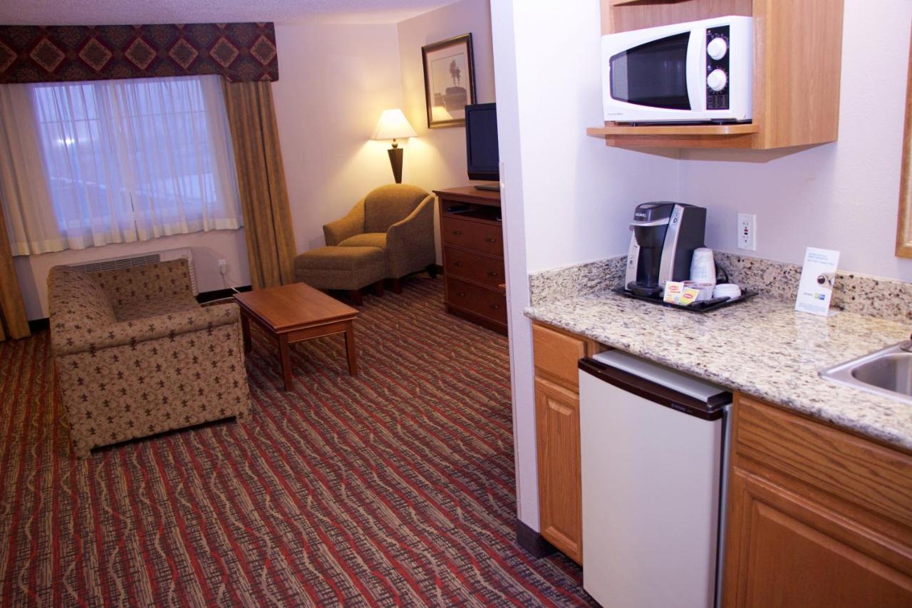 Queen Suite at Holiday Inn Express & Suites Fort Pierre by IHG