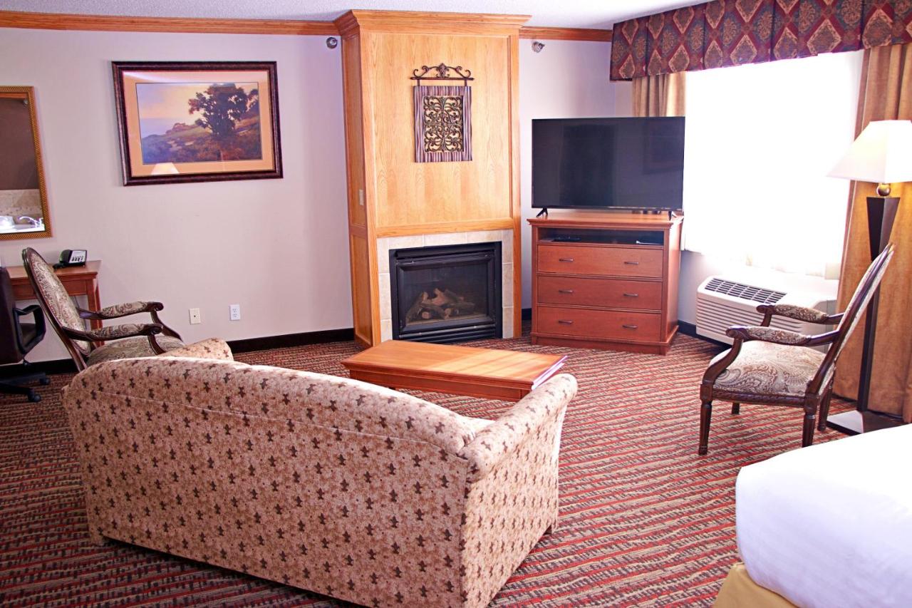 Executive King Suite at Holiday Inn Express & Suites Fort Pierre by IHG