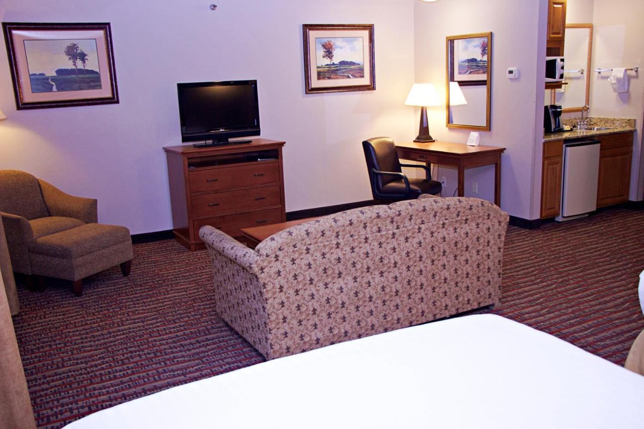 Queen Suite at Holiday Inn Express & Suites Fort Pierre by IHG
