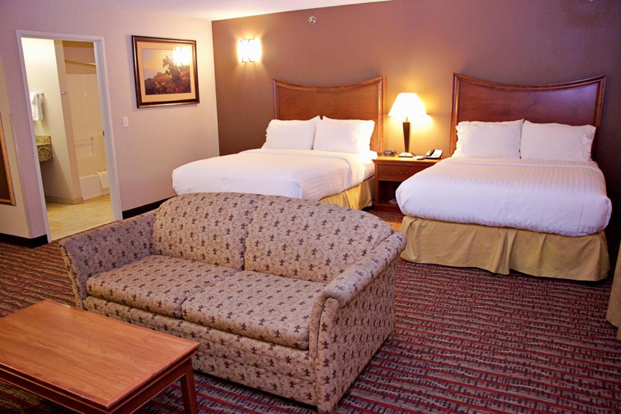 Queen Suite at Holiday Inn Express & Suites Fort Pierre by IHG