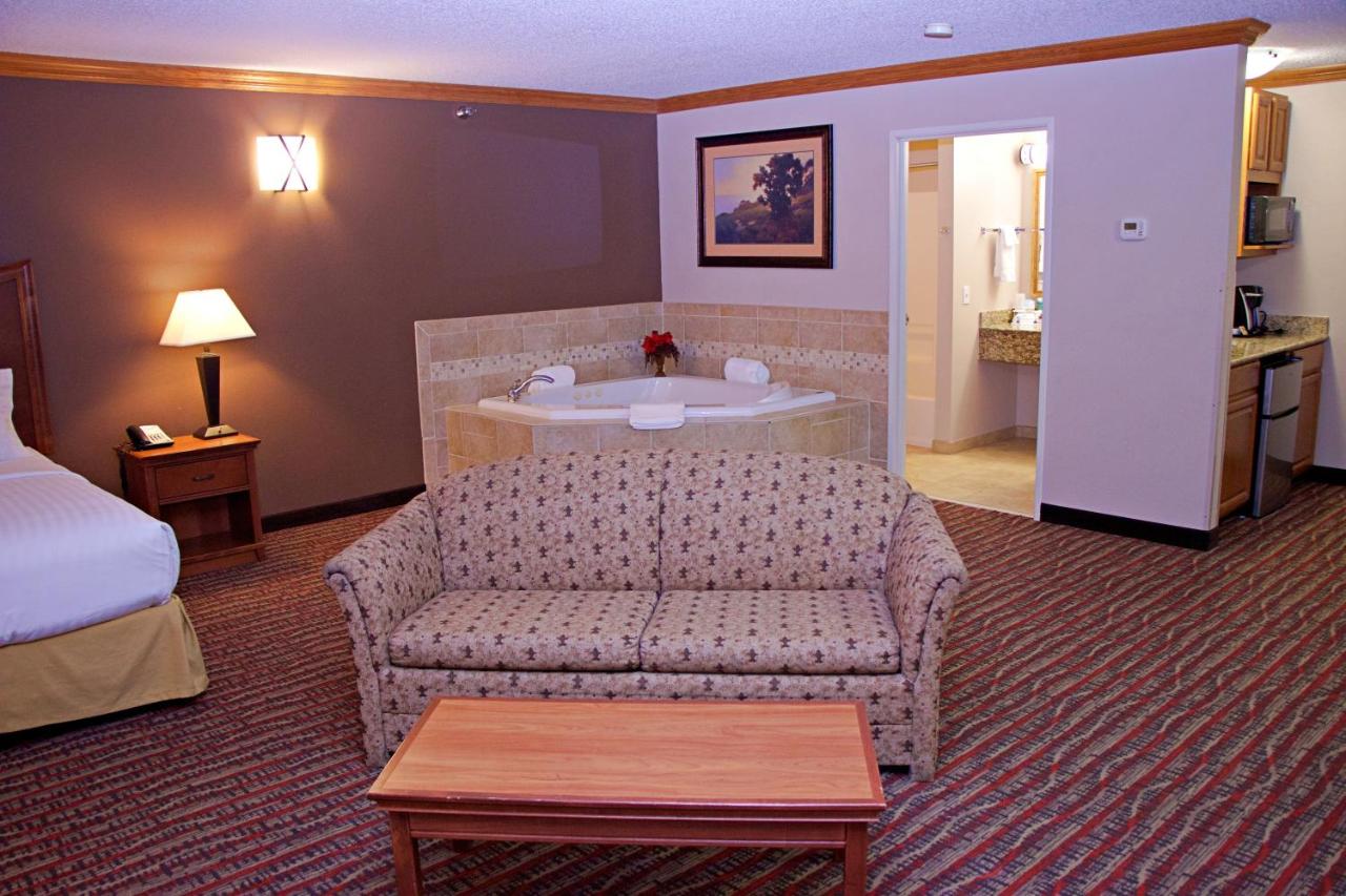 Executive King Suite at Holiday Inn Express & Suites Fort Pierre by IHG