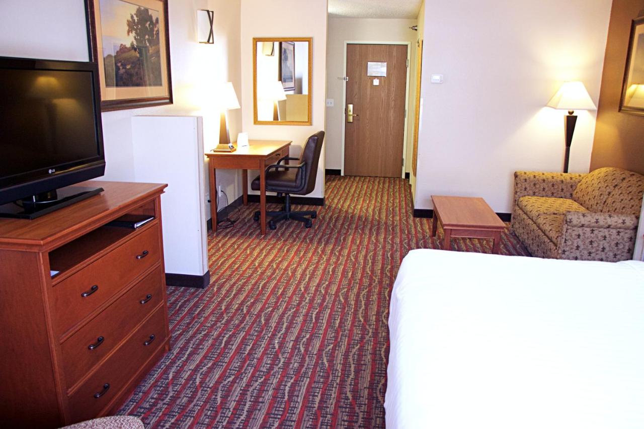 King Suite at Holiday Inn Express & Suites Fort Pierre by IHG