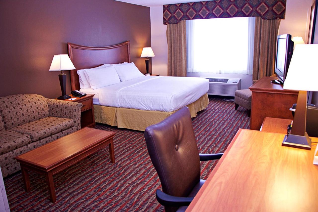 Standard King Room with Mobility Accessible Roll-In Shower at Holiday Inn Express & Suites Fort Pierre by IHG