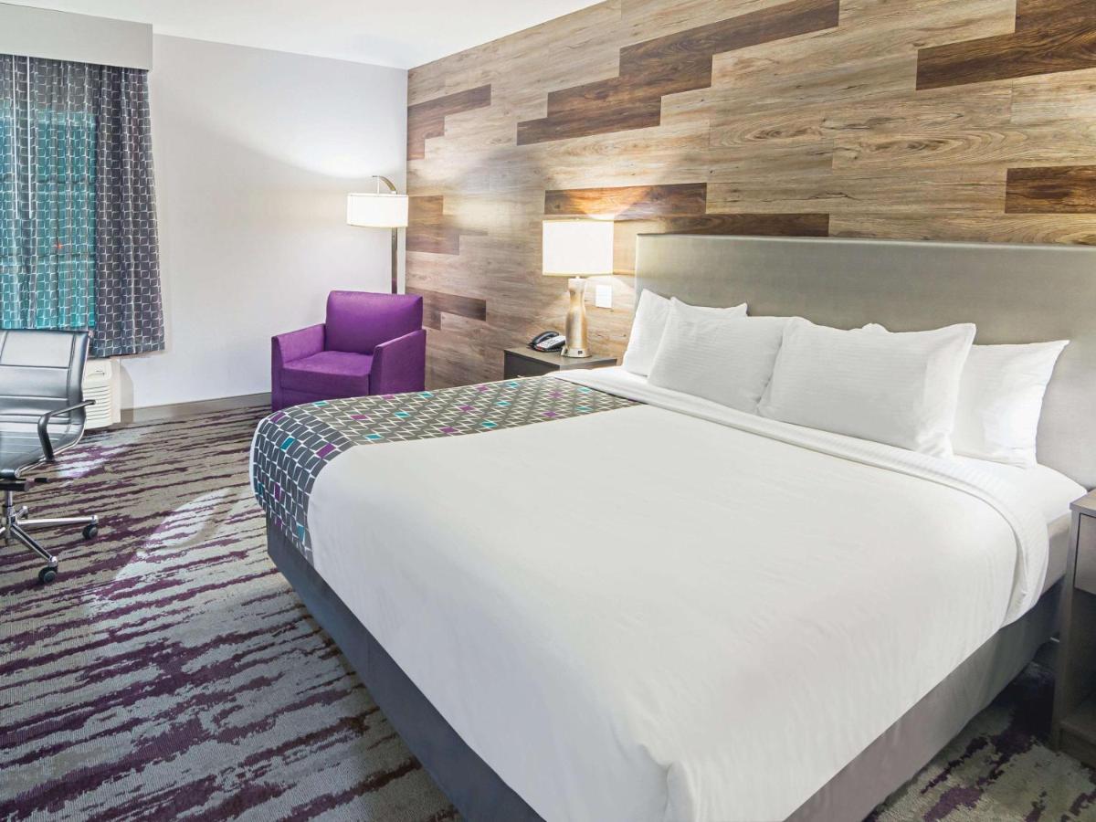 King Room with Bath Tub - Mobility/Hearing Accessible - Non-Smoking at La Quinta Inn & Suites by Wyndham Dallas - Wylie