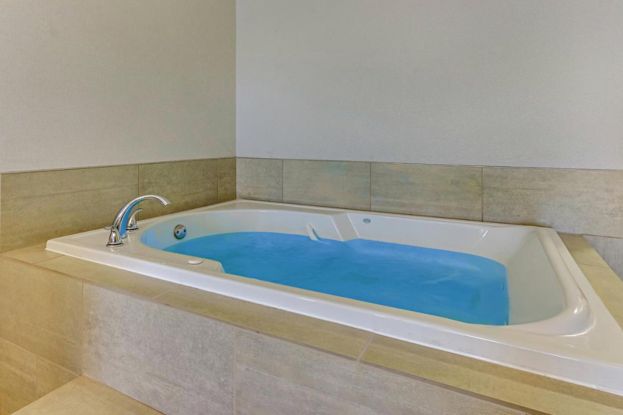 King Room with Spa Bath at Holiday Inn Express & Suites Weatherford by IHG