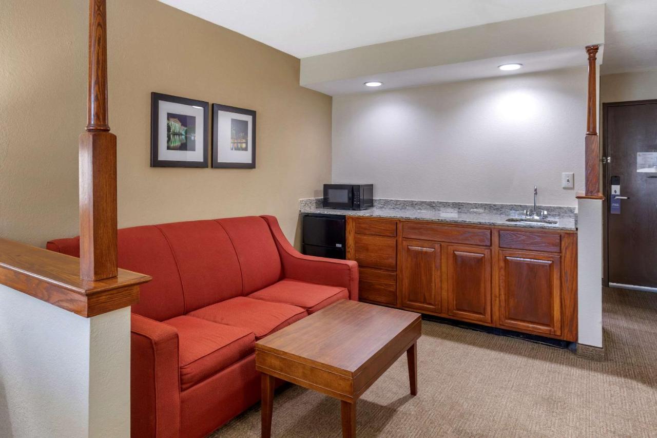 Queen Suite - Non-Smoking at Comfort Inn Nashville West