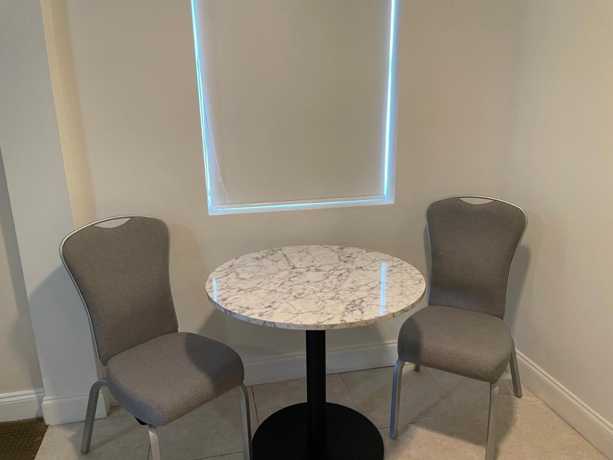 Superior King with Kitchenette- Free Parking at Beach Place Hotel