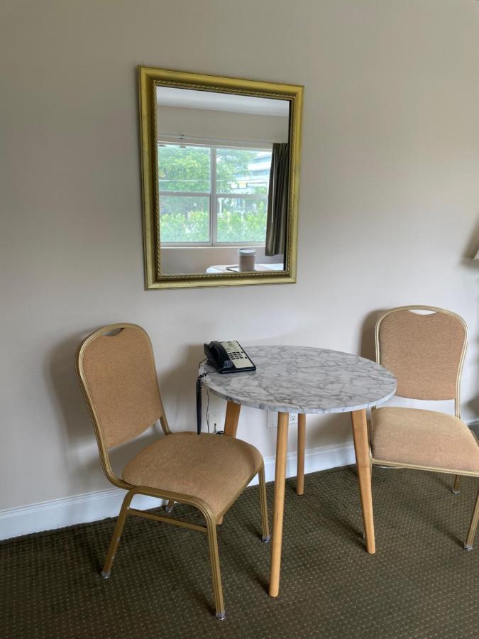 Superior King with Kitchenette- Free Parking at Beach Place Hotel
