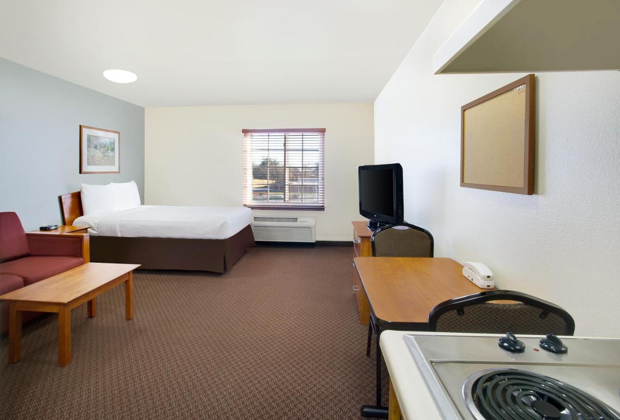 Standard Double Room with Sofa Bed - Smoking at WoodSpring Suites Virginia Beach