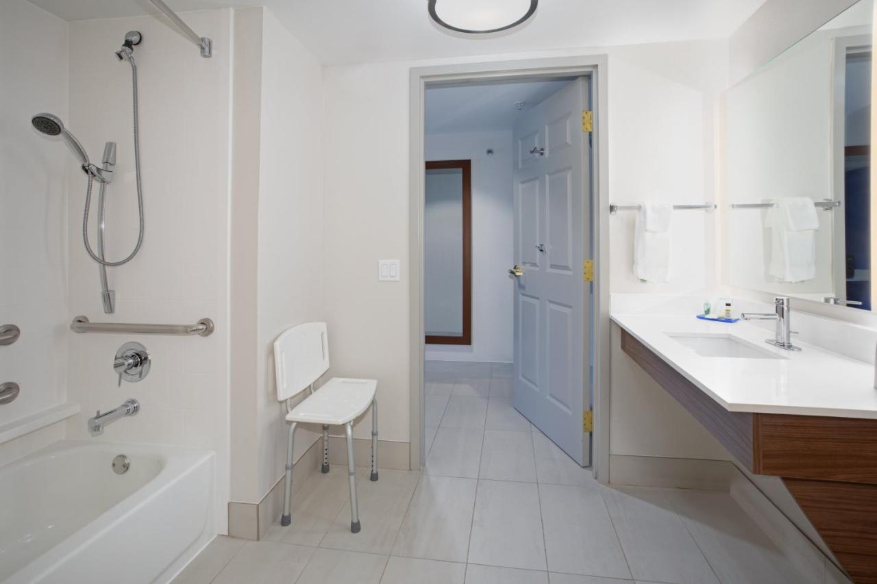 King Room - Disability Access at Holiday Inn Express Yreka-Shasta Area by IHG