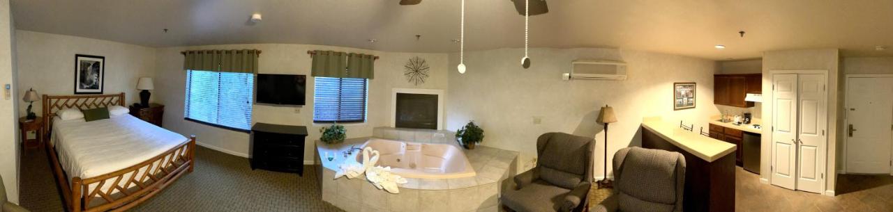 King Room with Spa Bath at Yosemite View Lodge
