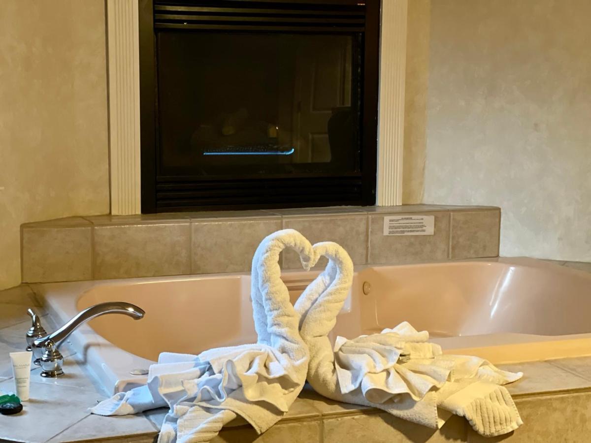 King Room with Spa Bath at Yosemite View Lodge