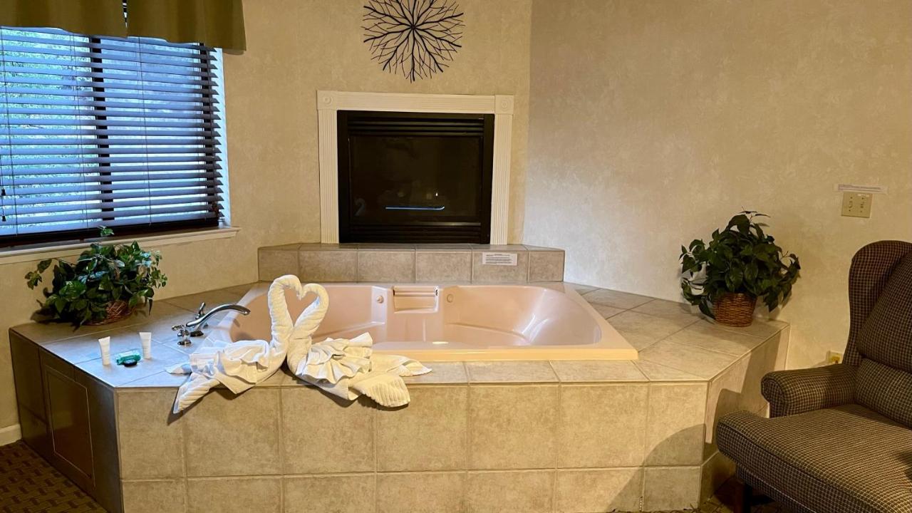 King Room with Spa Bath at Yosemite View Lodge