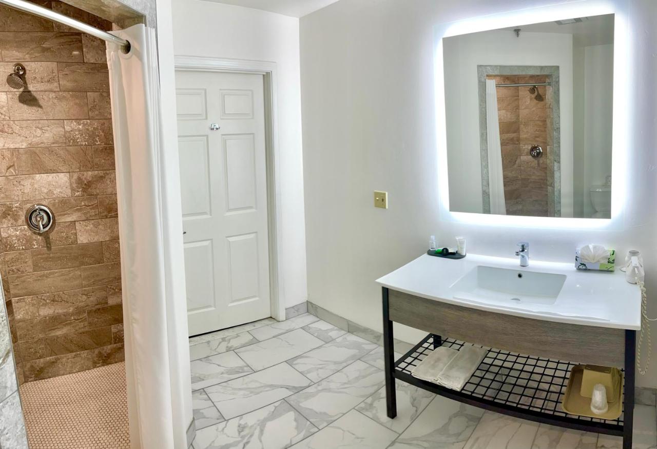 King Room with Spa Bath at Yosemite View Lodge