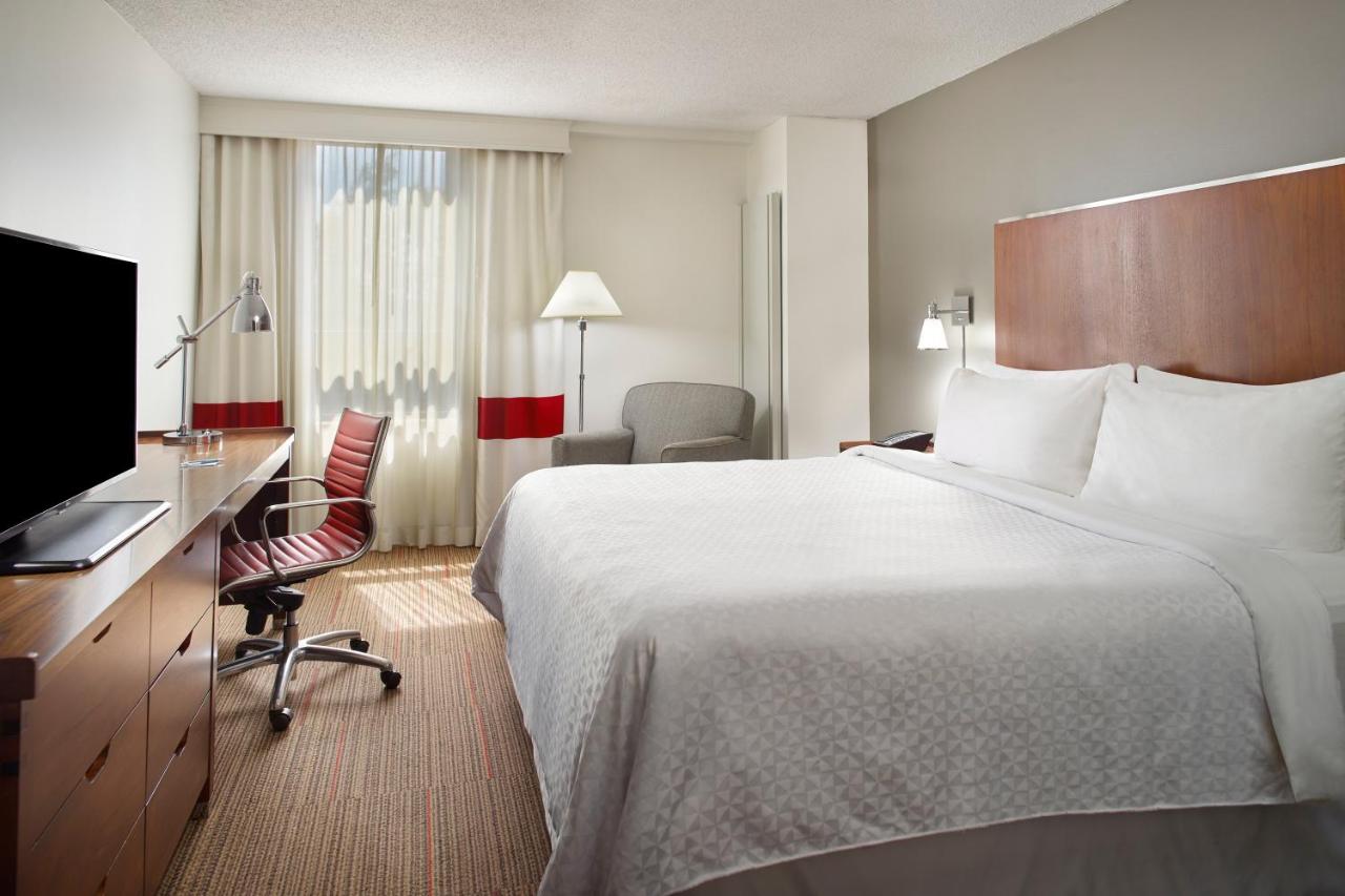 Guest room with 1 King Bed at Four Points by Sheraton Charlotte