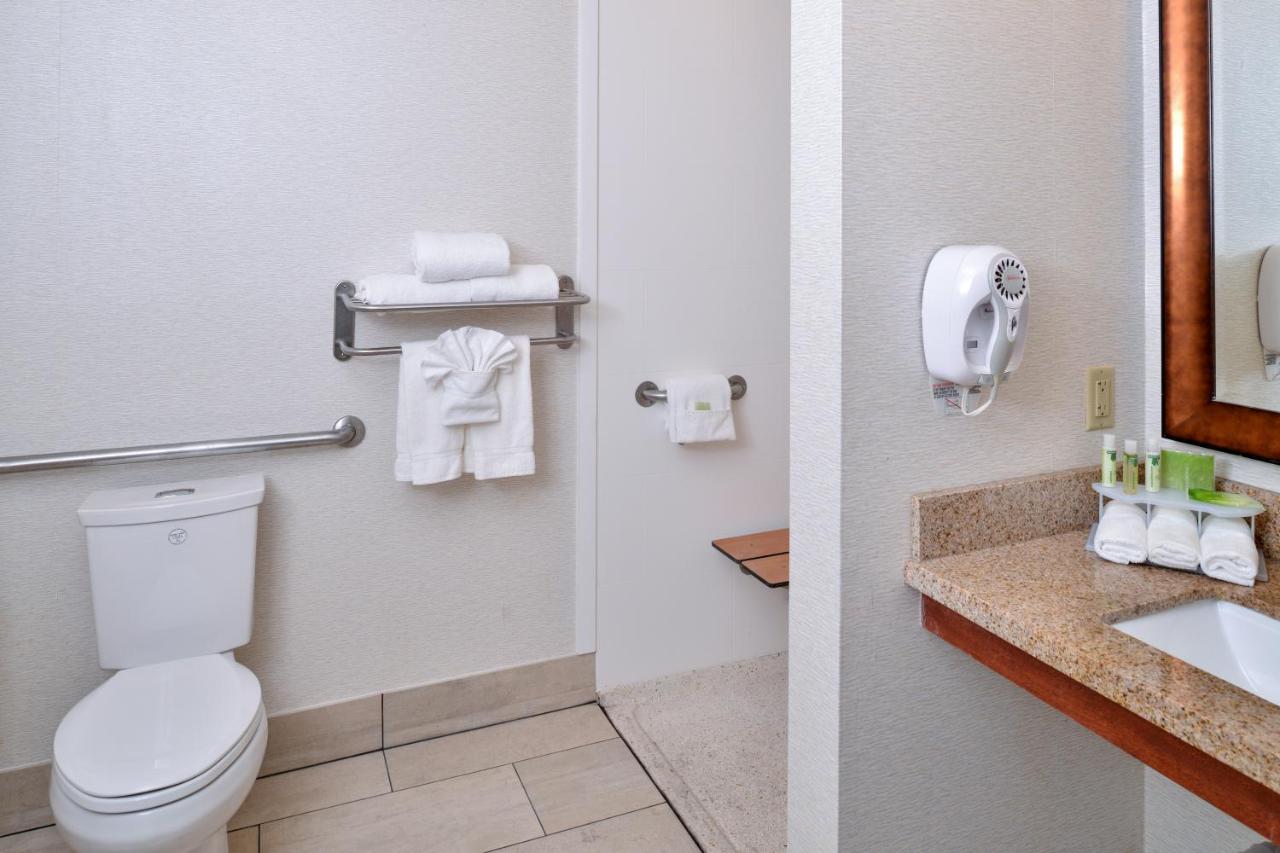 Queen Room with Two Queen Beds - Disability Access Roll in Shower/Non-Smoking at Holiday Inn Express Hotel & Suites Berkeley by IHG